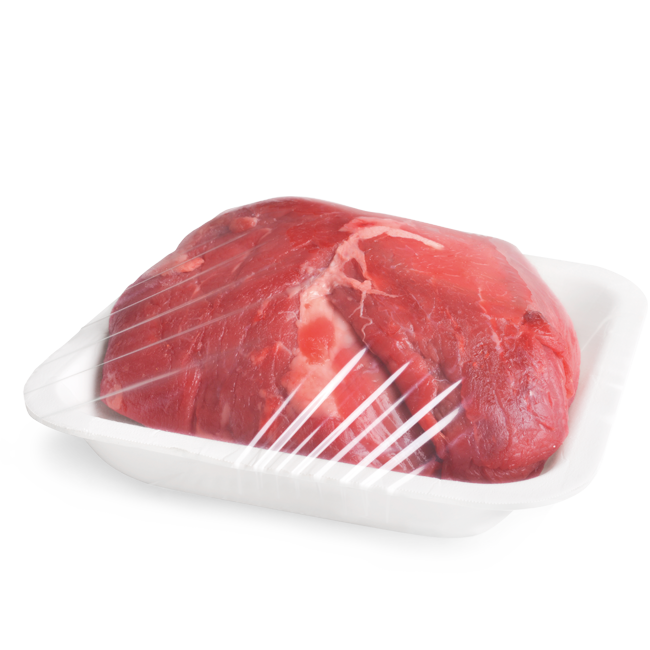 Ein Stück Fleisch, das auf einer weißen Schale liegt und in Frischhaltefolie verpackt ist.